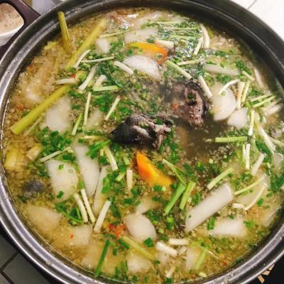 Làm lẩu gà ác nấm thơm ngon tẩm bổ cho cả gia đình